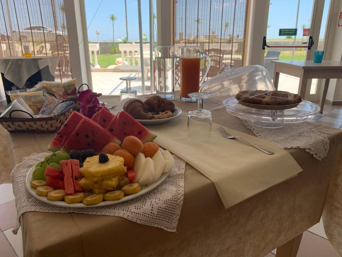 Hotel Rivabella Davoli Bagian luar foto