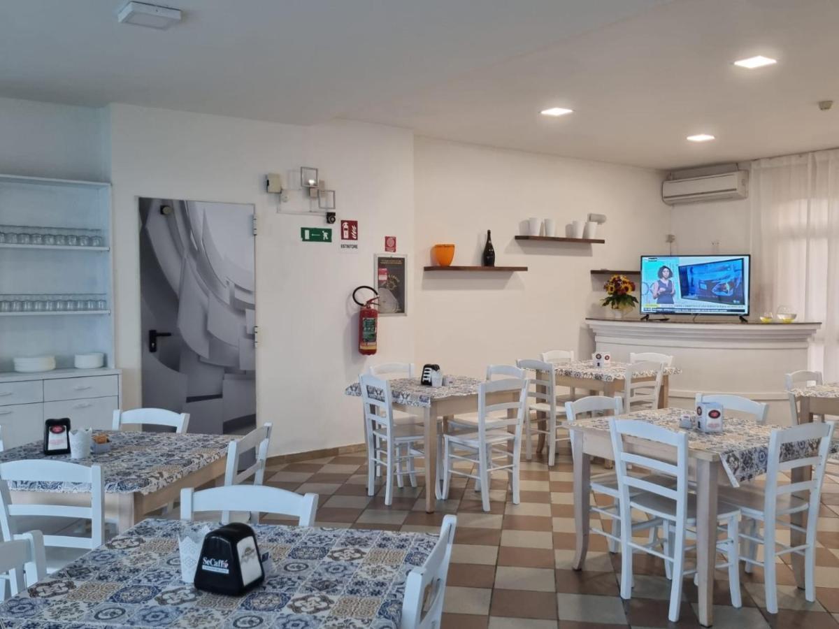 Hotel Rivabella Davoli Bagian luar foto
