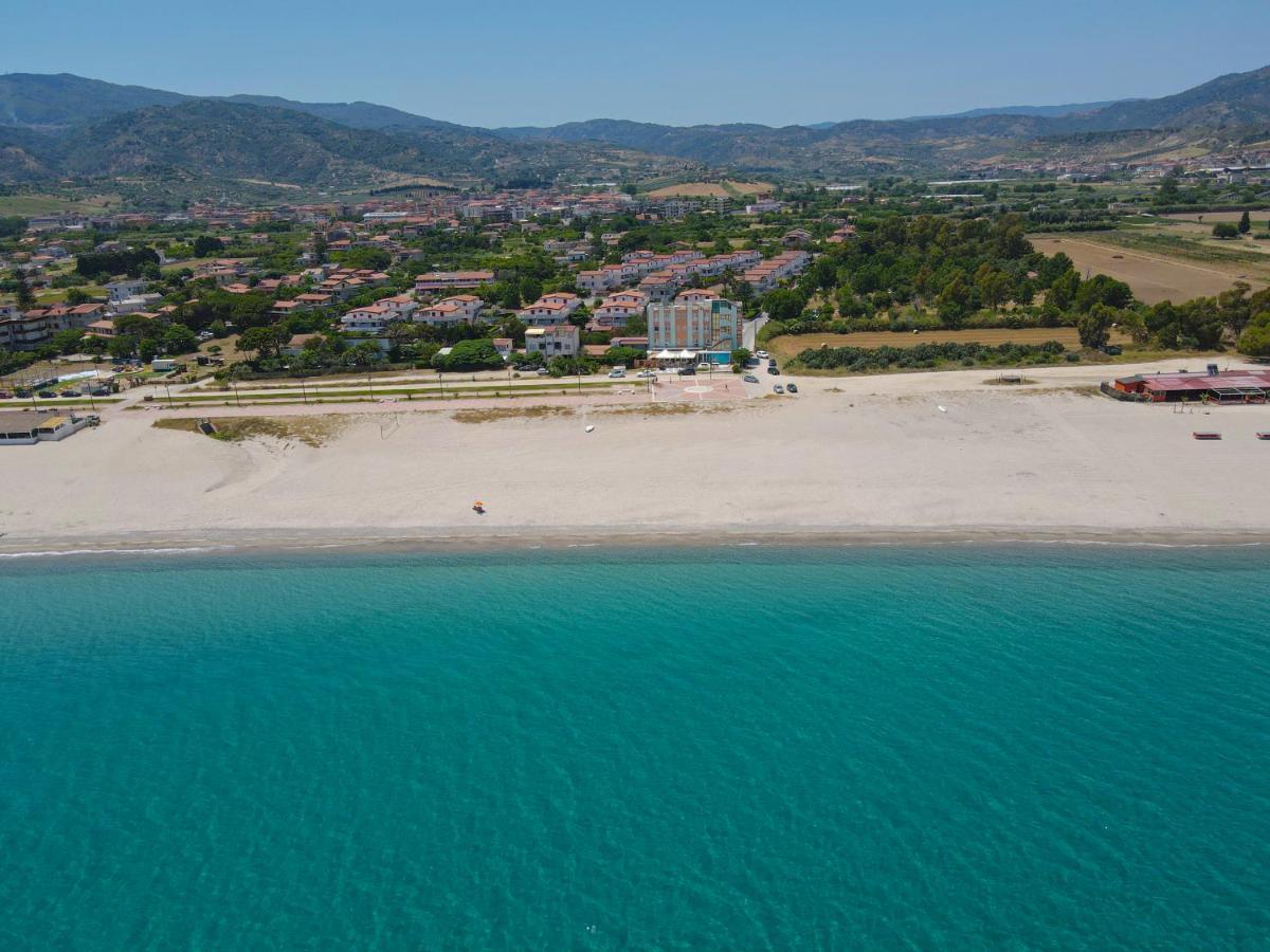 Hotel Rivabella Davoli Bagian luar foto