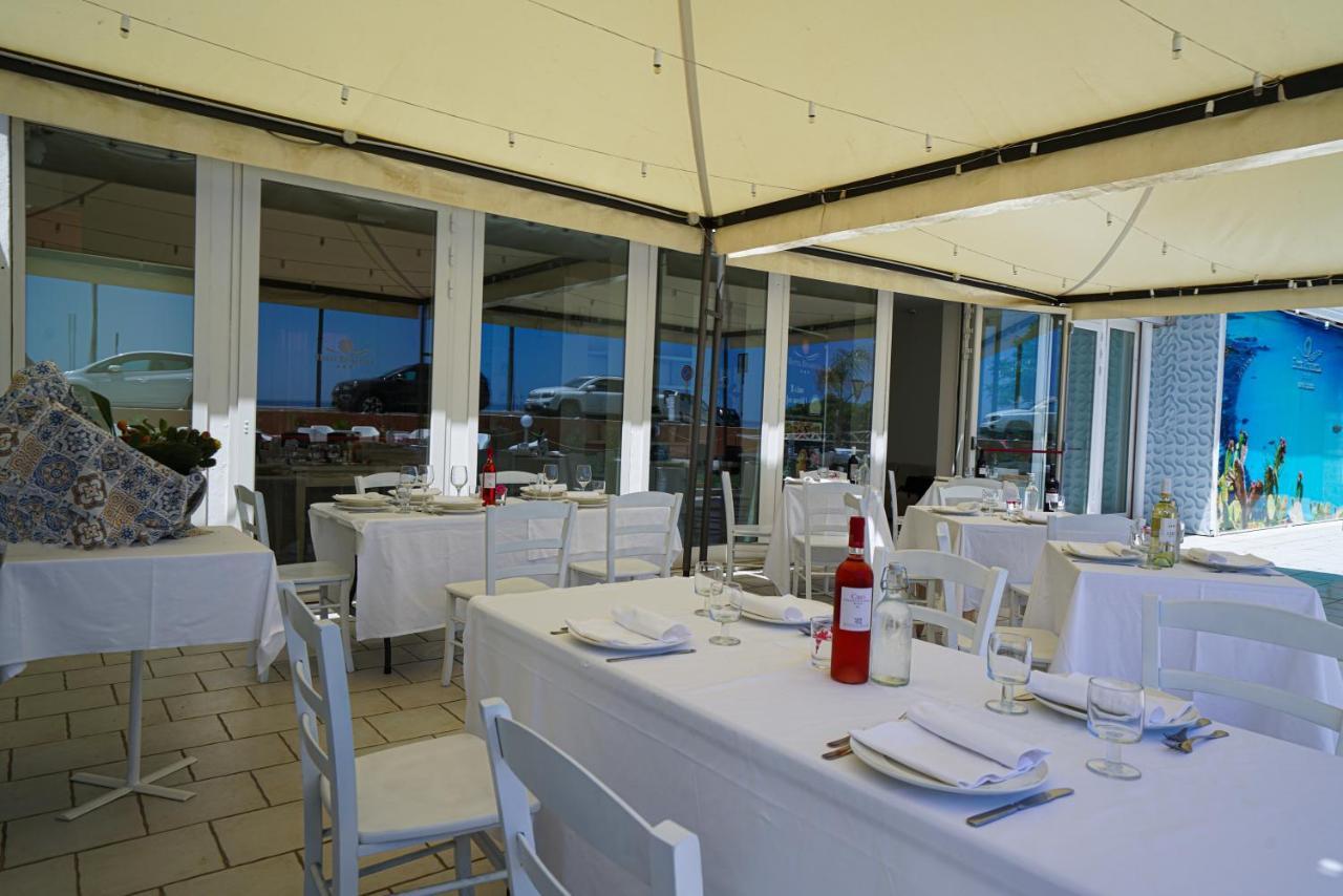 Hotel Rivabella Davoli Bagian luar foto