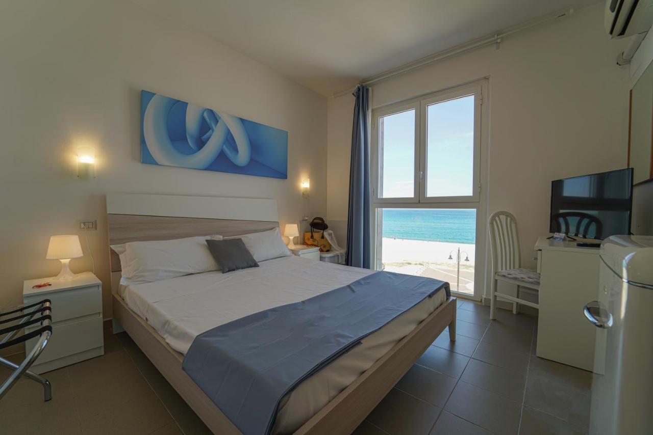 Hotel Rivabella Davoli Bagian luar foto