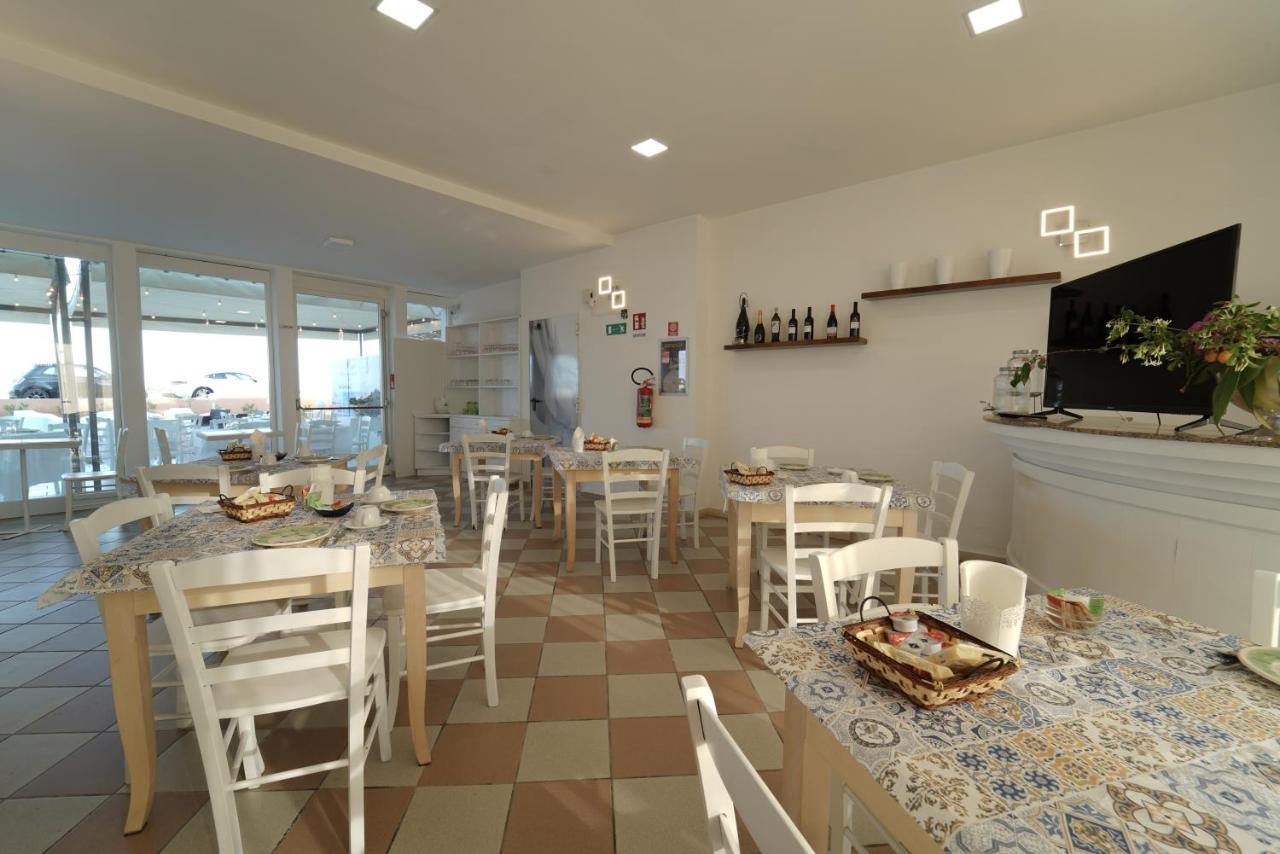 Hotel Rivabella Davoli Bagian luar foto