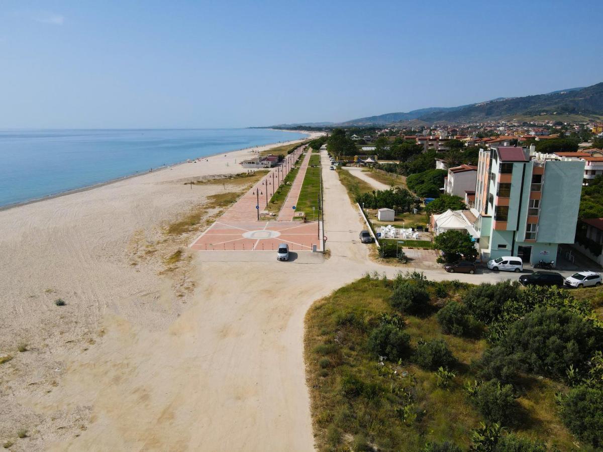 Hotel Rivabella Davoli Bagian luar foto