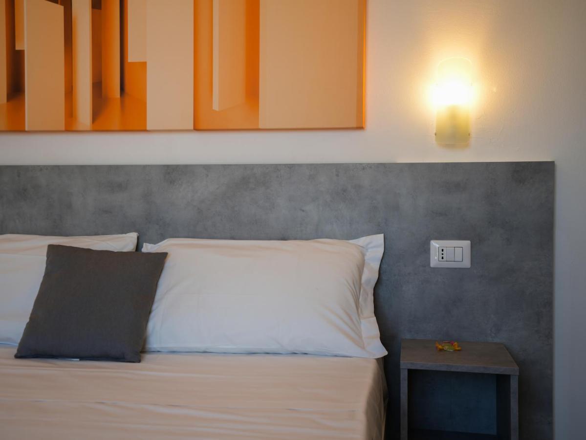 Hotel Rivabella Davoli Bagian luar foto