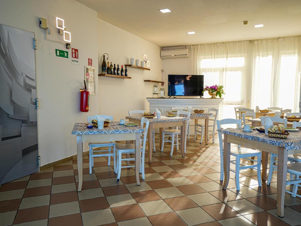 Hotel Rivabella Davoli Bagian luar foto