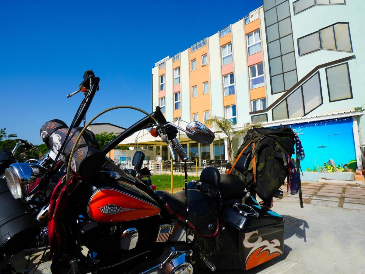 Hotel Rivabella Davoli Bagian luar foto