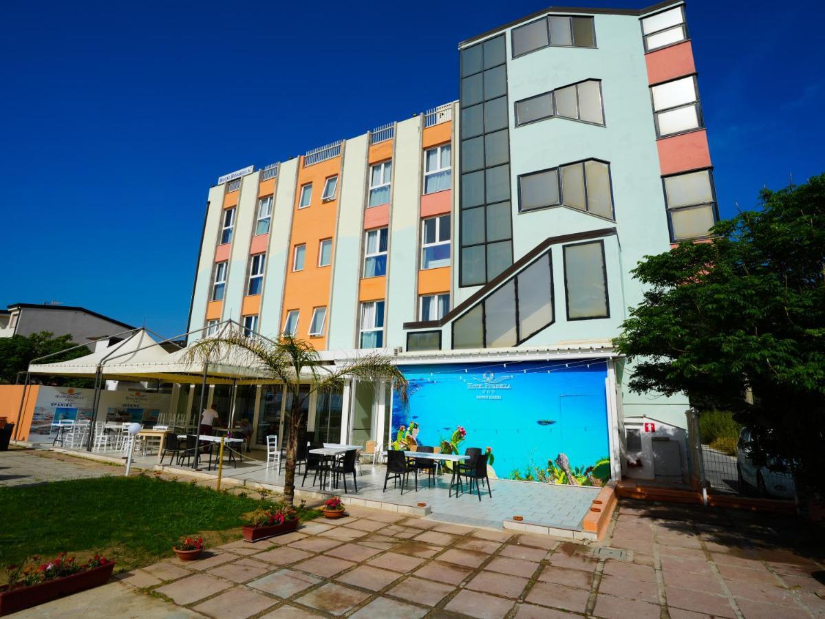 Hotel Rivabella Davoli Bagian luar foto