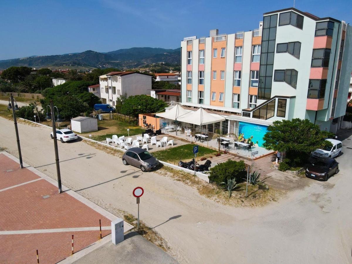 Hotel Rivabella Davoli Bagian luar foto
