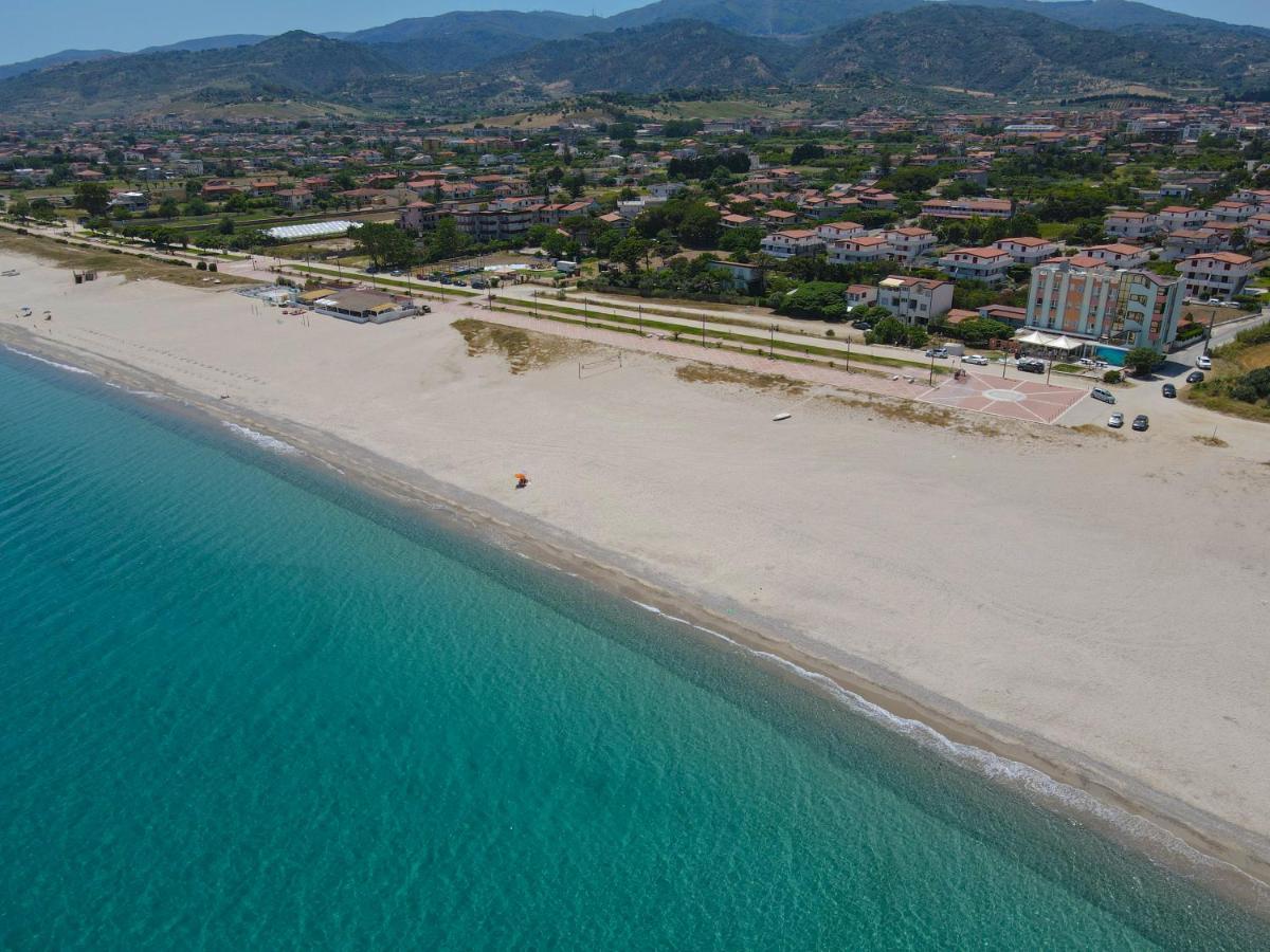 Hotel Rivabella Davoli Bagian luar foto