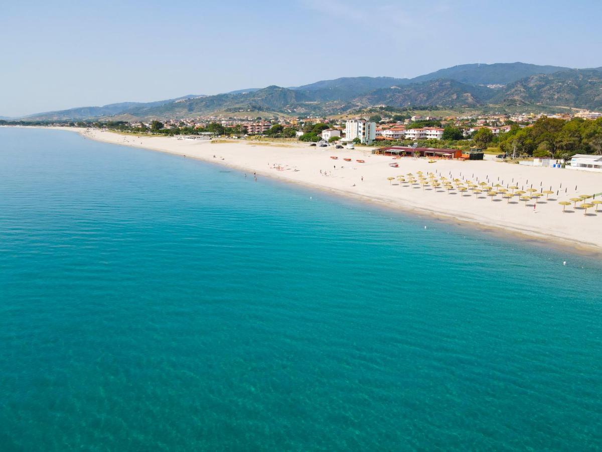Hotel Rivabella Davoli Bagian luar foto