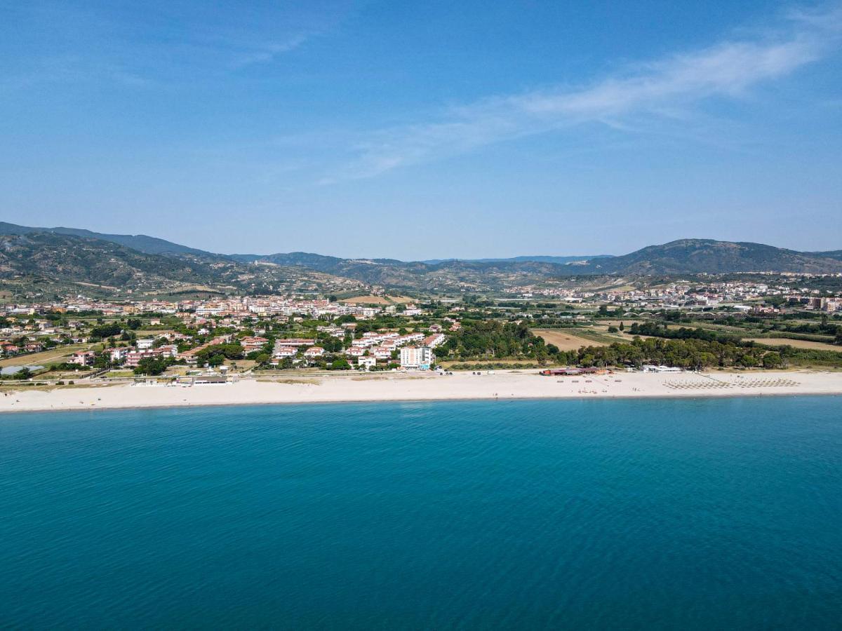 Hotel Rivabella Davoli Bagian luar foto