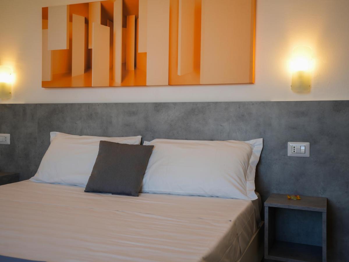 Hotel Rivabella Davoli Bagian luar foto