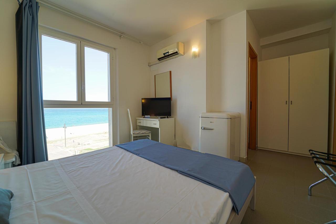 Hotel Rivabella Davoli Bagian luar foto