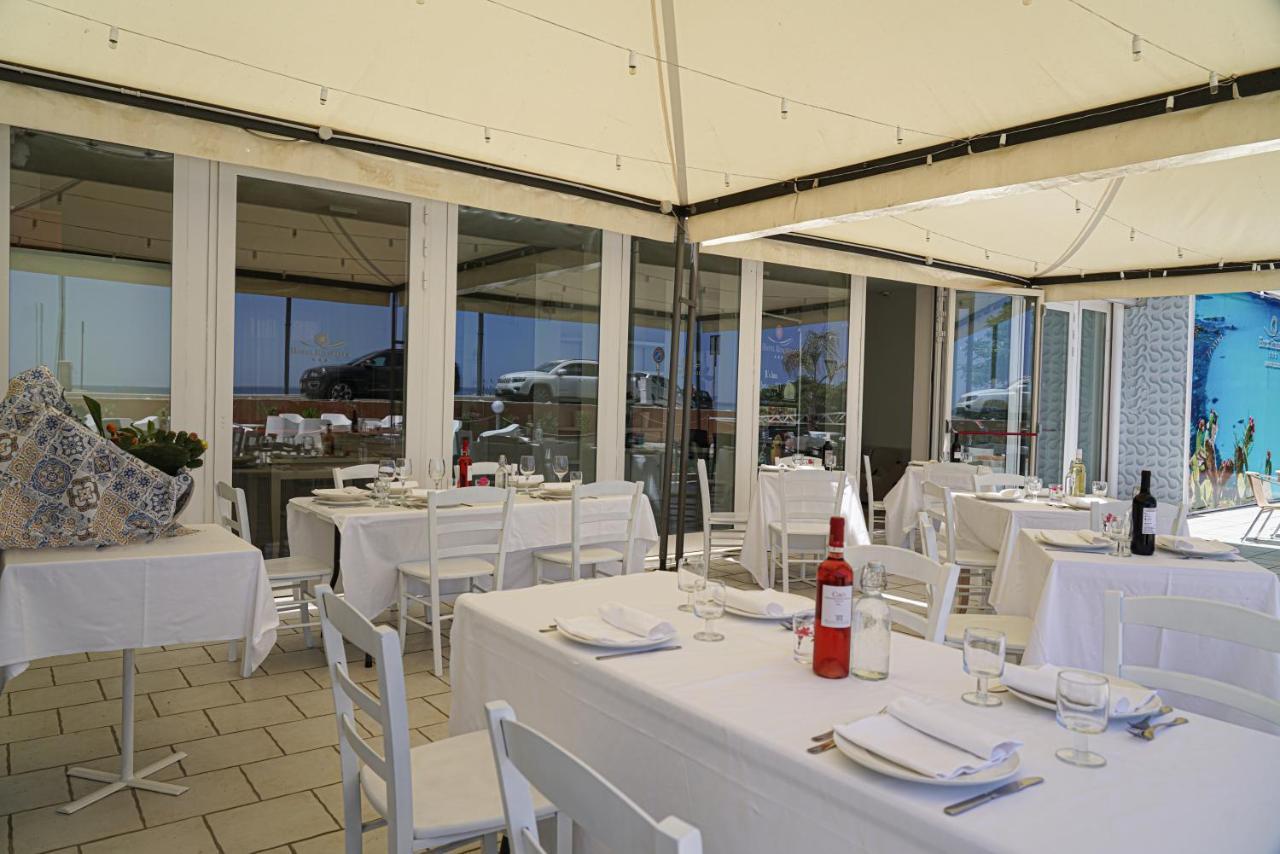 Hotel Rivabella Davoli Bagian luar foto