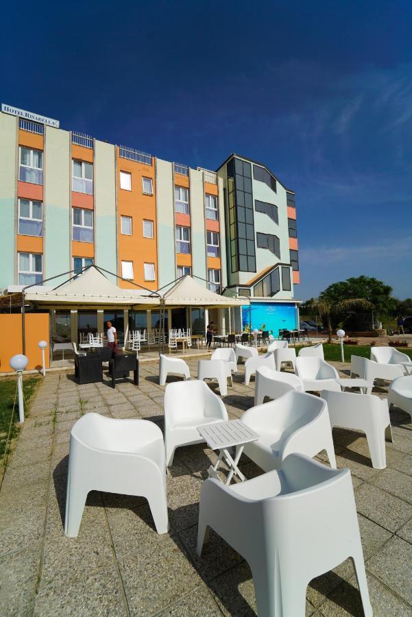Hotel Rivabella Davoli Bagian luar foto