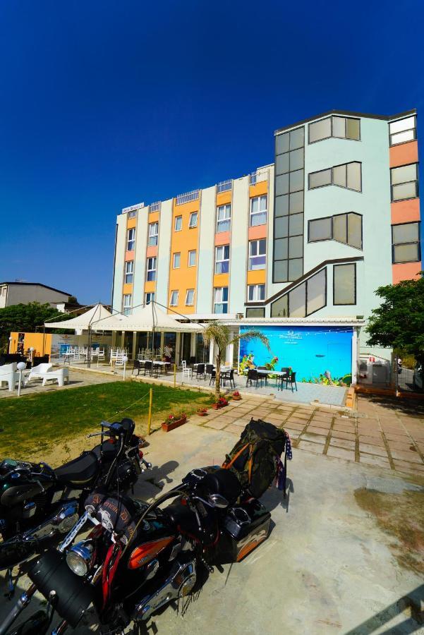 Hotel Rivabella Davoli Bagian luar foto