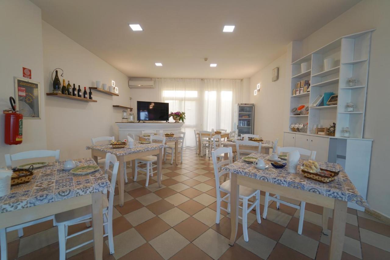 Hotel Rivabella Davoli Bagian luar foto