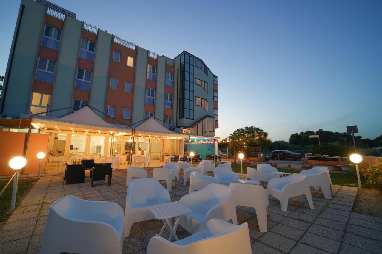 Hotel Rivabella Davoli Bagian luar foto