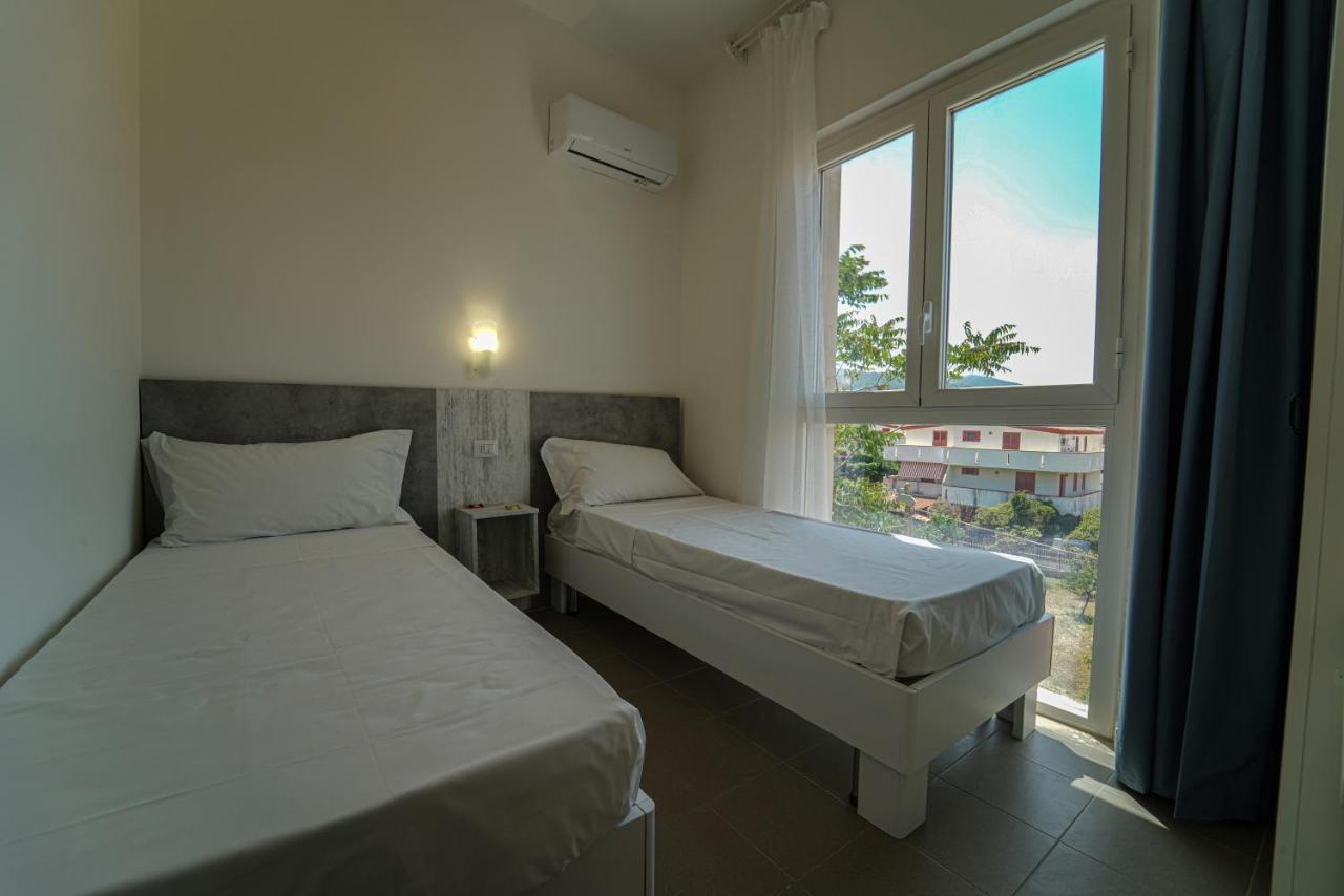 Hotel Rivabella Davoli Bagian luar foto