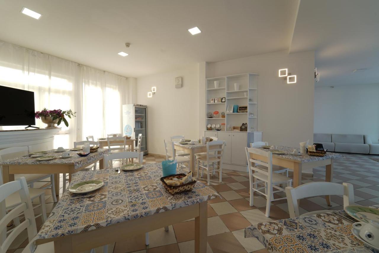 Hotel Rivabella Davoli Bagian luar foto