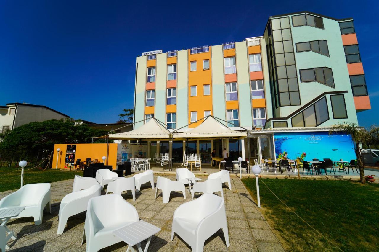 Hotel Rivabella Davoli Bagian luar foto