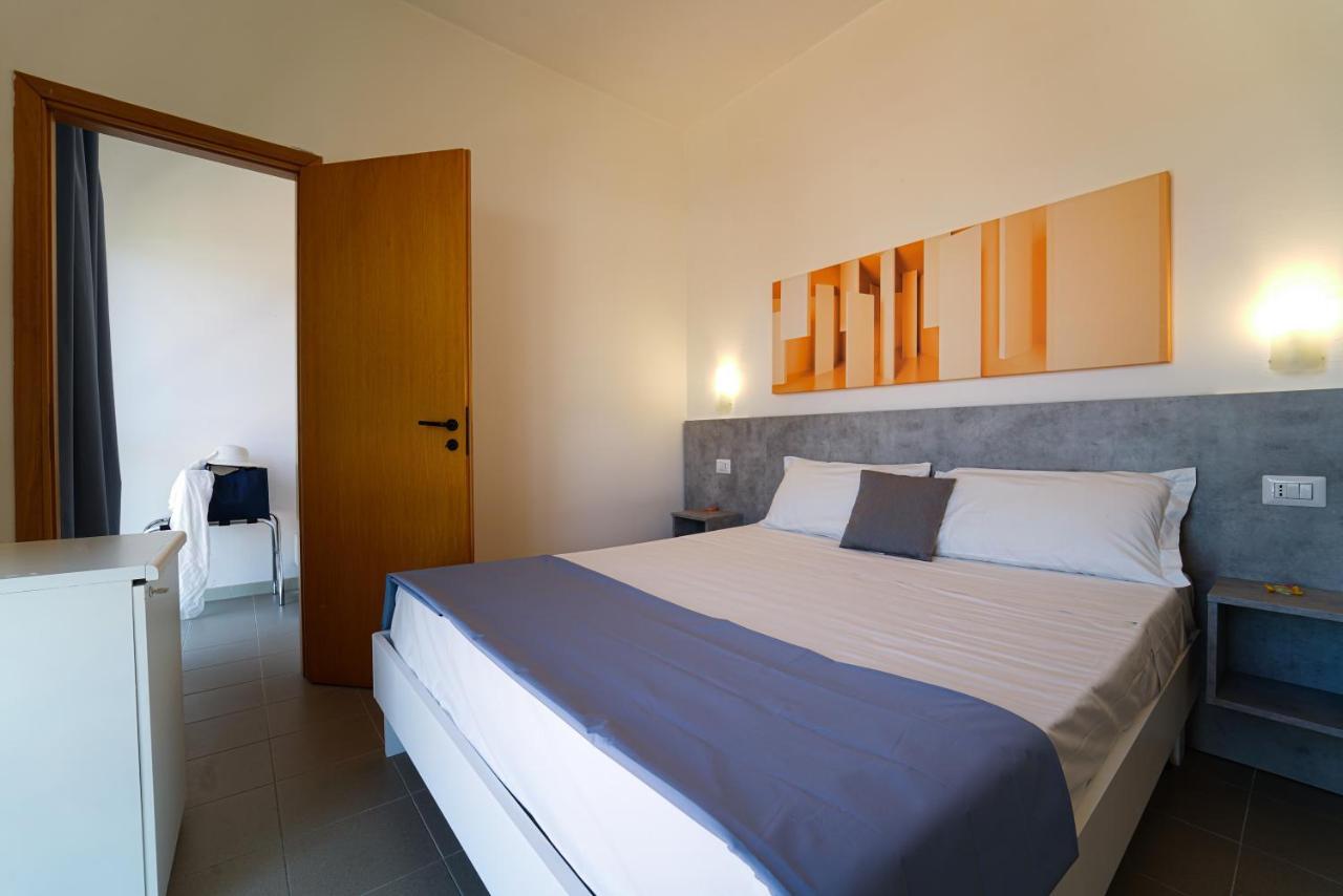 Hotel Rivabella Davoli Bagian luar foto