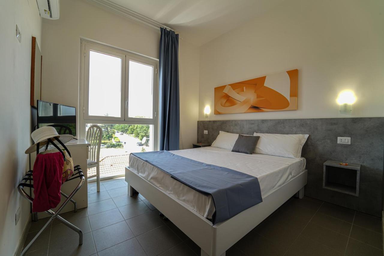 Hotel Rivabella Davoli Bagian luar foto